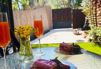 Blue Bird tiny house&garden allows 18 year olds to book a room