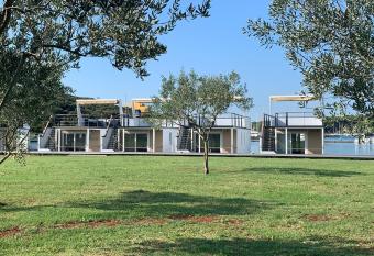 Floating house ARENA 3 has rooms with a private hot tub