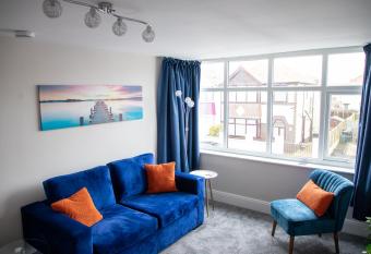 Wave Stays - First Floor Apartment allows 18 year olds to book a room