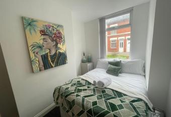 Colchester House - 4 Bed Corporate Leisure Stay has Balcony rooms