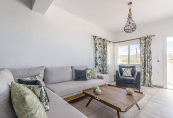 Minoas Apt Next to the Beach has Balcony rooms