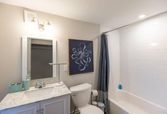 Heck St Beach Apartments has Balcony rooms