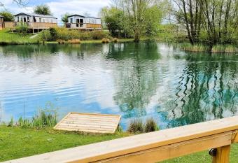 Luxury Lakeside Lodge 5 Star Country Park Huge Veranda Private Fishing Peg has Balcony rooms