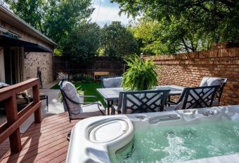 Casa Italia Retreat Sleeps 10 with Hot tub for 6. has rooms with a private hot tub