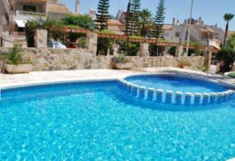 Casabonitalasramblas allows 18 year olds to book a room