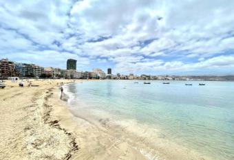 Habitacion con Wifi Gratis, solo a 150m de Playa Las Canteras allows 18 year olds to book a room