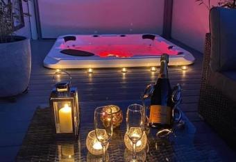 Luxury Hot Tub Lodge 5 Star Country Park Huge Veranda Colour Change Hot Tub Private Fishing FREE Parking has rooms with a private hot tub