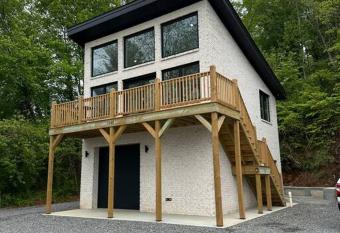 Golf Stay Mount Airy has Balcony rooms