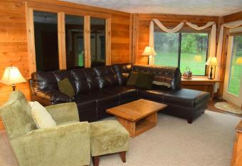 Seven Springs Stoneridge 3 Bedroom Standard Condo, walking distance to slopes! condo has Balcony rooms