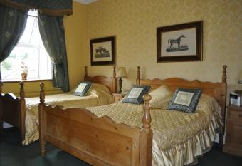 Highfield House Guesthouse has rooms with a private hot tub