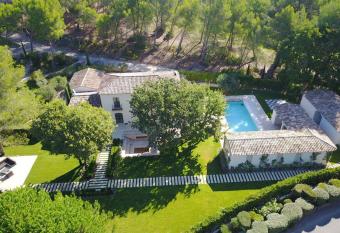 chambre d h  te sur le golf de pont royal has Balcony rooms