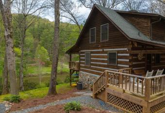 Log Cabin on the River w/Hot Tub has Balcony rooms