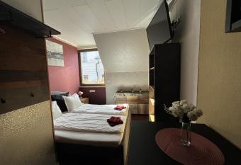 Rose cosy, tiny studio with shared rooftop terrace and jacuzzi has rooms with a private hot tub