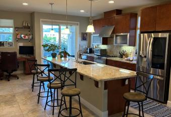 Large and Modern Townhouse with Pool/Gym has Balcony rooms