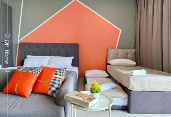 4 pax cozy homestay Trefoil Setia City Mall SCCC 12-16 has rooms with a private hot tub