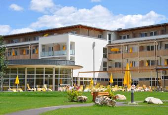 Gesundheitsresort Bad St. Leonhard allows 18 year olds to book a room