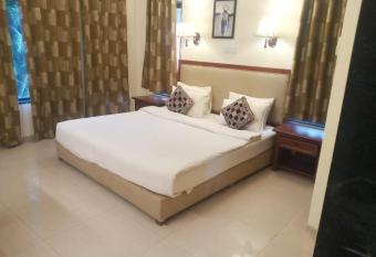 SUN JOY has rooms with a private hot tub