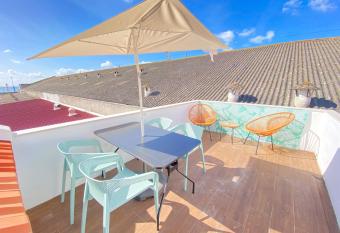 Set  bal Beach Vibes - Terrace allows 18 year olds to book a room