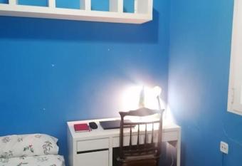 Room in a shared apartment in the very center Madrid! has rooms with a private hot tub