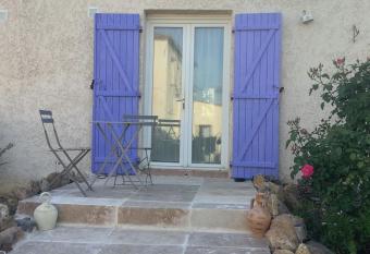 Gites de Lyse avec Jacuzzi has rooms with a private hot tub