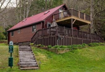 Waters Edge Lakefront Cabin - Spacious Cabin on Lake Nantahala has Balcony rooms
