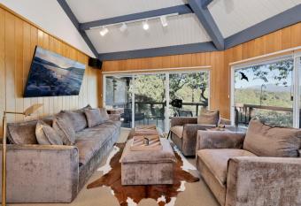 Piney Ridge Dome Home- Relaxing Fawnskin Tree House Chalet- Great Sun Deck Views has Balcony rooms