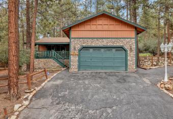 Casa Bosque- Central Modern Fox Farm Log Cabin Retreat- Hot Tub- Fenced- Pets has rooms with a private hot tub