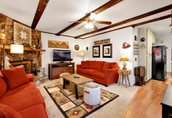 Mountain Getaway by Big Bear Vacations Adorable Sugarloaf Retreat has Balcony rooms