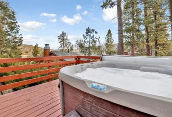 Malaburro Inn by Big Bear Vacations Hot Tub Cozy Mountain Cottage has rooms with a private hot tub