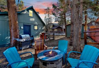 Highland Chalet by Big Bear Vacations Relaxing Sugarloaf Retreat has Balcony rooms