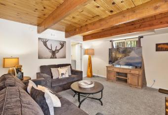 Chipper's Lodge- Cozy Modern Moonridge Retreat- Smart TVs- BBQ- Minutes to All allows 18 year olds to book a room
