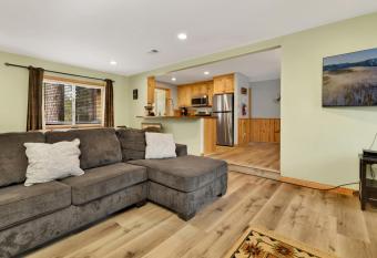 Woodsy Cabin- Hot Tub- Air-Hockey- Smart TVs- Pets Welcome- Relaxing Chalet Home has rooms with a private hot tub