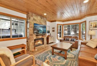 Green Canoe Cabin- Hot Tub- Smart TVs- BBQ- Relaxing Central Moonridge Chalet has rooms with a private hot tub