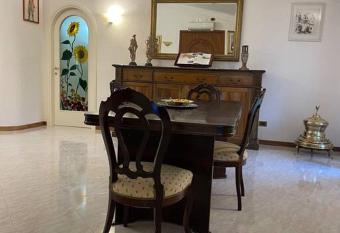 Royal House, alloggio turistico allows 18 year olds to book a room