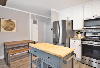 Sugar Pines Retreat Ultra Cozy Modern Sugarloaf Retreat Cottage Mins to All has Balcony rooms