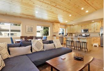 La Cabana Villareal- Cozy Bear City Modern Chalet Home allows 18 year olds to book a room