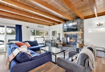 She's A Butte- Stunning Views- Fireplace- Smart TVs- Modern Moonridge Chalet allows 18 year olds to book a room