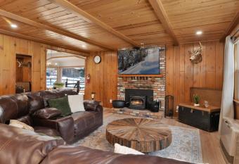 Brunos Cabin- Adorable Moonridge Cozy Log Cabin Chalet- Smart TVs- Laundry- Pets allows 18 year olds to book a room
