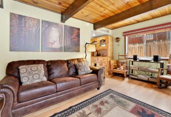 Crazy Bear Cabin- Cozy Modern Sugarloaf Cottage- Smart TVs- Fireplace- BBQ- Pets has Balcony rooms