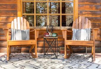 Serrano House- Adorable Couple's Log Cabin Retreat- Central Downtown Location allows 18 year olds to book a room