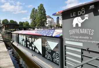 Surprenantes- Le D   allows 18 year olds to book a room