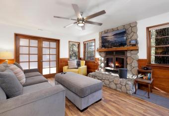 Brownie Family Retreat- Hot Tub- Laundry- Essentials- Walk to Resort Lifts- has rooms with a private hot tub