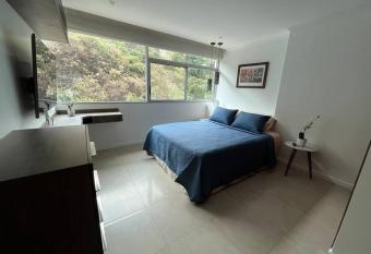 Departamento en Puerto Santa Ana con parqueo has rooms with a private hot tub