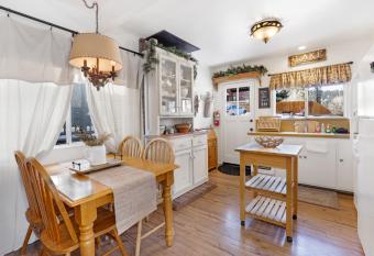 Cottontail Cottage- Cozy Central Family Retreat- Foosball- Game Table- BBQ- Pets allows 18 year olds to book a room