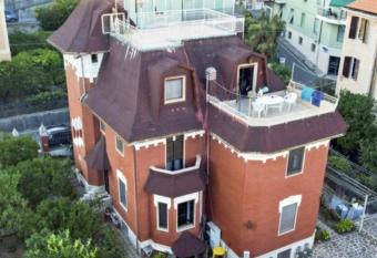 Royal Penthouse has Balcony rooms