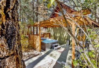 Comstock Cottage by Big Bear Vacations Cozy Single Level Downtown Area Chalet has rooms with a private hot tub