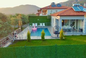 7 Ki  ilik M  stakil Havuzlu Villa has Balcony rooms