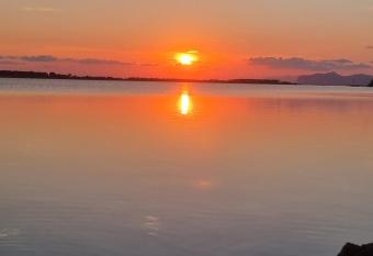 La perla di marsala allows 18 year olds to book a room