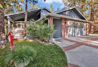 Mountain Feels Cabin by Big Bear Vacations Modern Cozy Single Level Retreat has rooms with a private hot tub