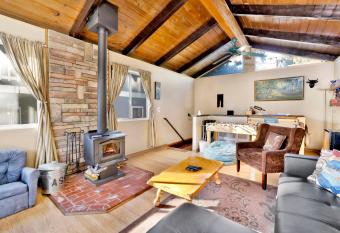 Hawks Nest by Big Bear Vacations Cozy Moonridge Single Level Treehouse Chalet allows 18 year olds to book a room